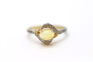 Stříbrný prsten s opálem a diamanty
