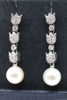Zlaté náušnice s diamanty a perlami