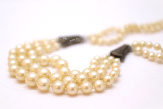 Stříbrný náhrdelník s markazity a imitací perel