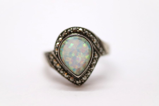 Stříbrný prsten s markazity a imitací opálu