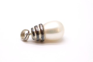 Stříbrný přívěsek s imitací perly