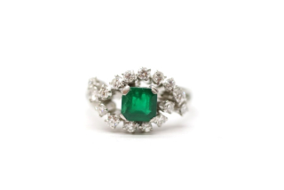 Platinový prsten s diamanty a smaragdem