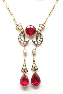 Zlatý náhrdelník se syntetickými rubíny a perličkami