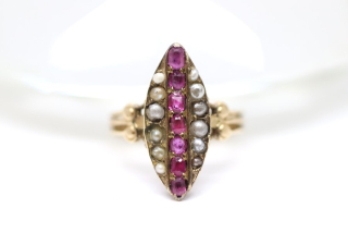 Zlatý prsten s perličkami a rubíny