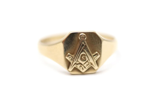 Zlatý prsten se zednářským symbolem