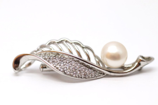 Stříbrná brož s imitací perly a zirkony