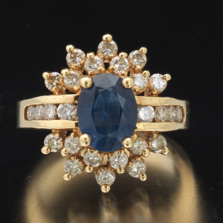 Zlatý prsten s diamanty a safírem