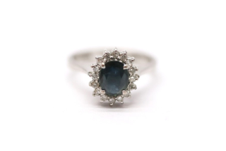 Stříbrný prsten s diamanty a safírem