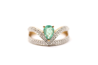 Zlatý prsten s topazy a smaragdem