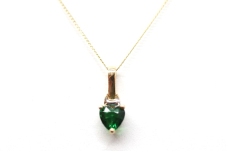 Zlatý náhrdelník s imitací smaragdu