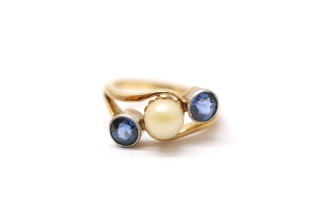 Zlatý prsten s perlou a safíry