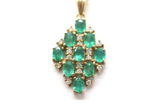 Zlatý náhrdelník s diamanty a smaragdy