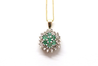 Zlatý náhrdelník s diamanty a smaragdy