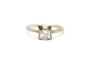 Stříbrný prsten s imitací zirkonu
