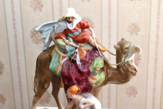 Porcelánová figurka - arab na velbloudu